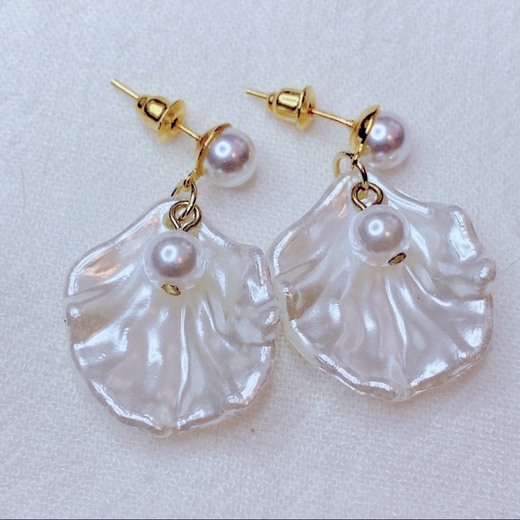 ❣️$25/3❣️ Faux Pearl Shell Dangle Earrings - Picture 3 of 8